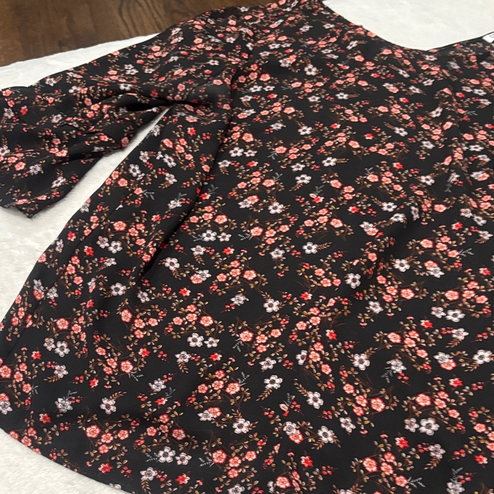 ⭐️2/$10 - Floral Black Blouse